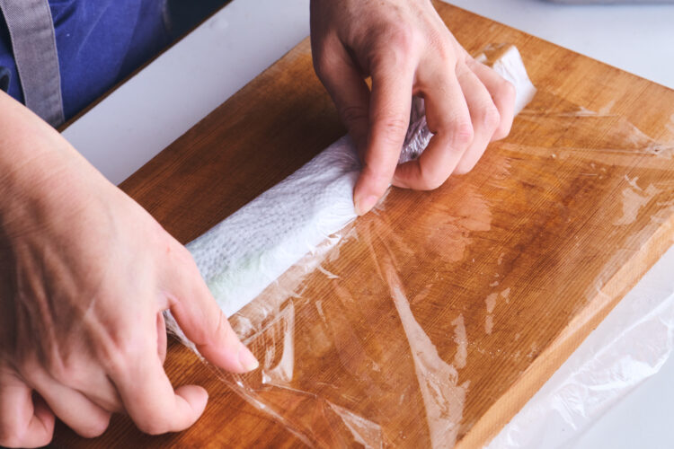 キッチンペーパーの上からラップで巻く